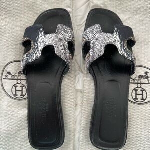 HERMES Black & White EQUATEUR
Print Silk ORAN Flat Slides size 7